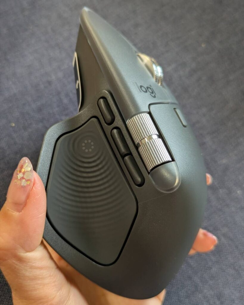 この真ん中の黒いボタン3つです