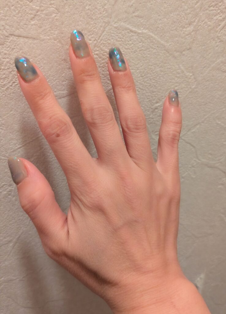 セリアのジェルを使ったグレージュニュアンスネイル