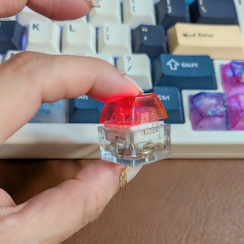 指で押すと赤いLEDが光るメカニカルキーボード風ガチャキーホルダー