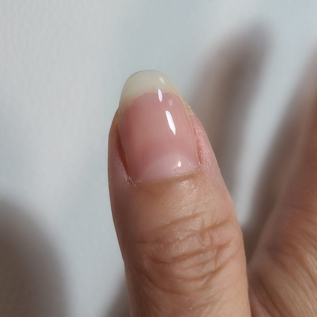 皮膚や甘皮を避けて爪全体をムラなく覆う