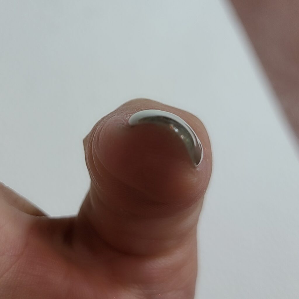 マニキュアのようにしごかず、必要な厚みを残す