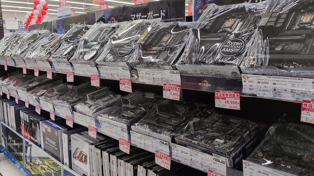 自作PCコーナーにさまざまなマザーボードと価格札が並ぶ売り場